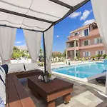 Villa Poolside *