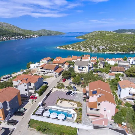 빌라 Poolside Grebaštica